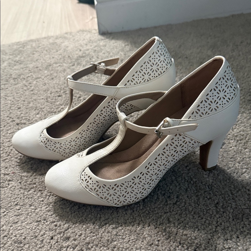Giani Bernini Cream T-Strap Heels - Picture 2 of 4
